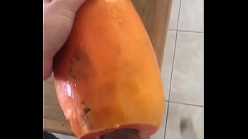 Cogiendome una papaya