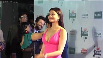 Kajal Agarwal Flaunts Cleavage In Low Cut Dress At Filmfare Awards 2015