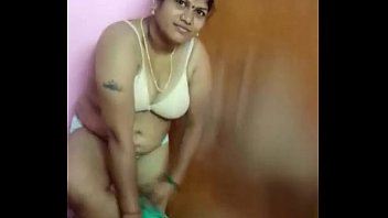 Chennai Desi Bhabhi aunty removing her bra and dress