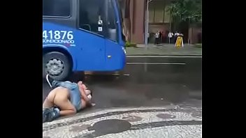 Briga de Rua Rio no Janeiro, cai as calças do gordinho gostoso