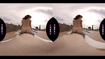 PORNBCN VR 4K | A solas con la jovencita vecina en la piscina comunitaria, tiene ganas de follar y de jugar con tu polla | POV Mia Navarro teen en realidad virtual 180 HD