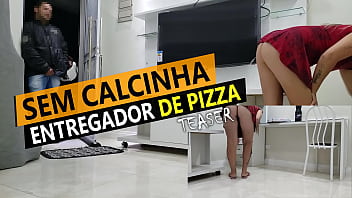 Cristina Almeida recebendo entregador de pizza de mini saia e sem calcinha na quarentena.