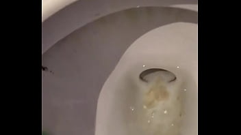 Du sperme coule de mon cul de pd dans le wc