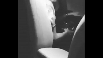 سائق اوبر يتحرش بفتاه بالسعوديه ويجعها تمص