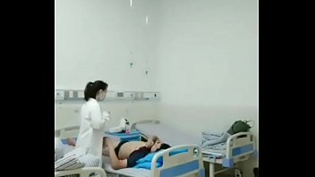 Nữ y tá giúp bệnh nhân