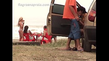 Casal safado faz sexo oral em público na praia de Mongaguá - SP