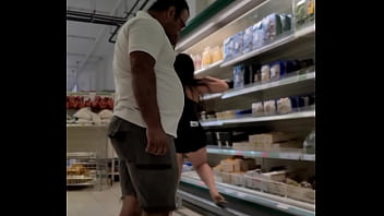 Corno filma esposa exibindo a bunda pro cliente do supermercado Luana Kazaki