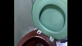 Piroca metendo uma mijada safada e gostosa no vaso do karalho kacut
